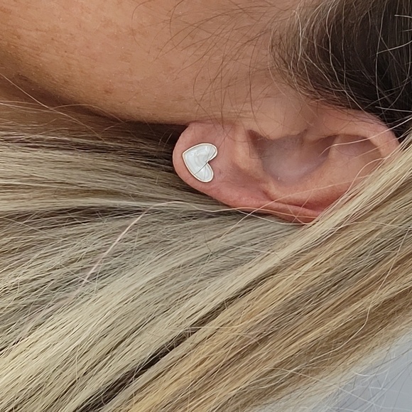 CREAM ENAMEL SWIRL HEART STUD EARRINGS - Picture 2 of 5